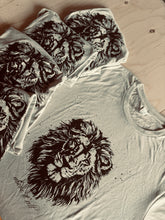 Load image into Gallery viewer, MENS COTTON T-SHIRT -original lion print
